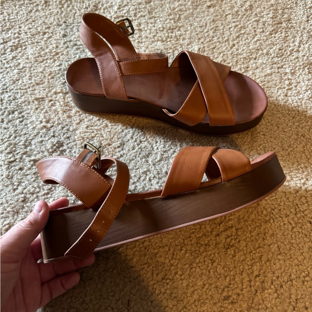 Universal Thread platform sandals